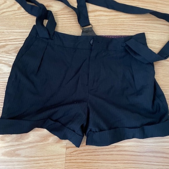 Pinstripe suspender shorts - Picture 2 of 3